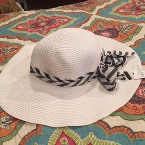 White Beach hat with black and white ribbon NWT